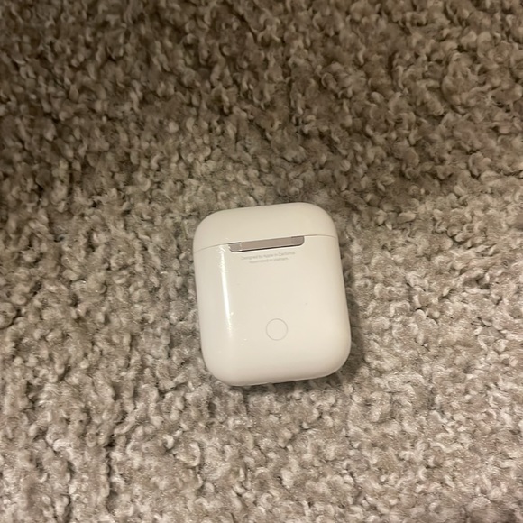 2nd generation AirPods case - Picture 2 of 4